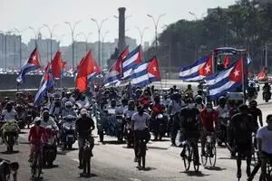 راهپیمایی خودرویی مردم کوبا علیه آمریکا
