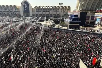  اقامه نماز بر پیکر رهبر شهیدو خانواده ایشان+ فیلم و عکس