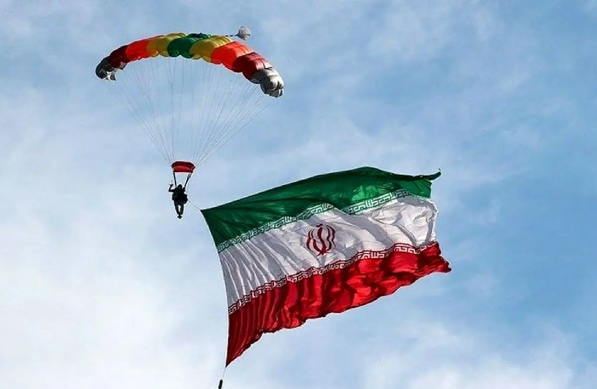 چتربازان سپاه در آسمان کیش
