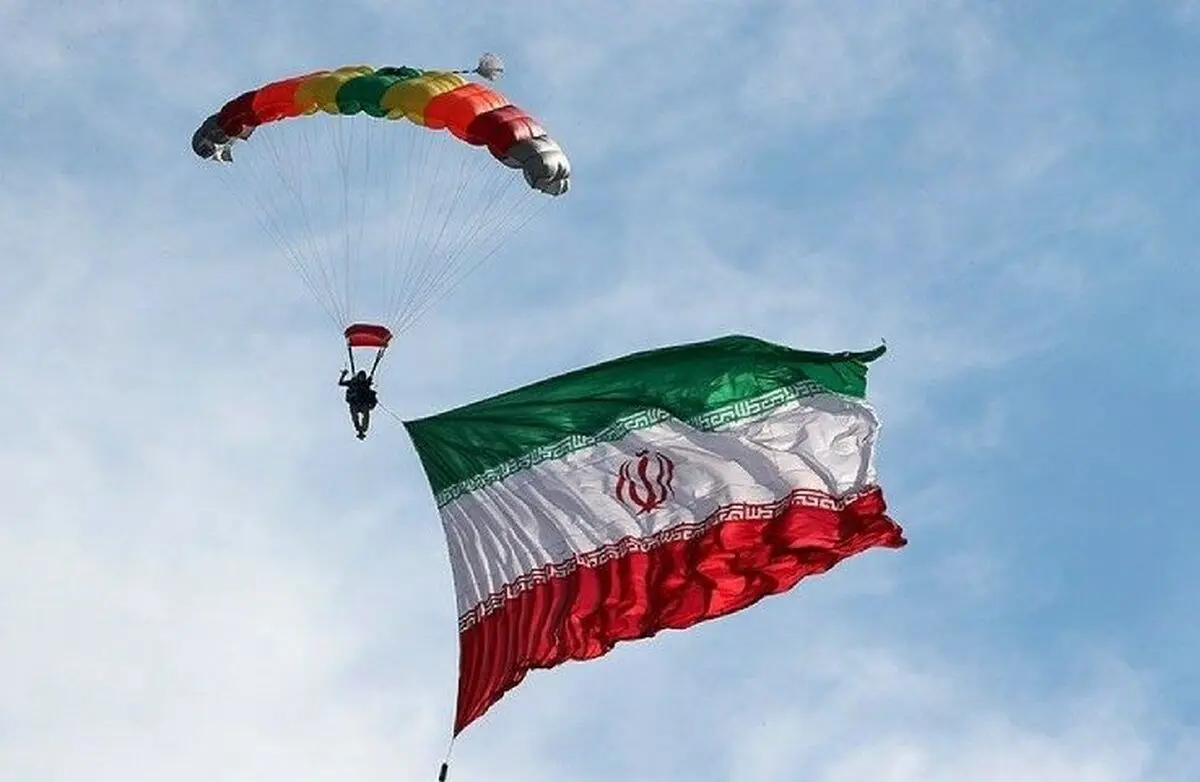 چتربازان سپاه در آسمان کیش