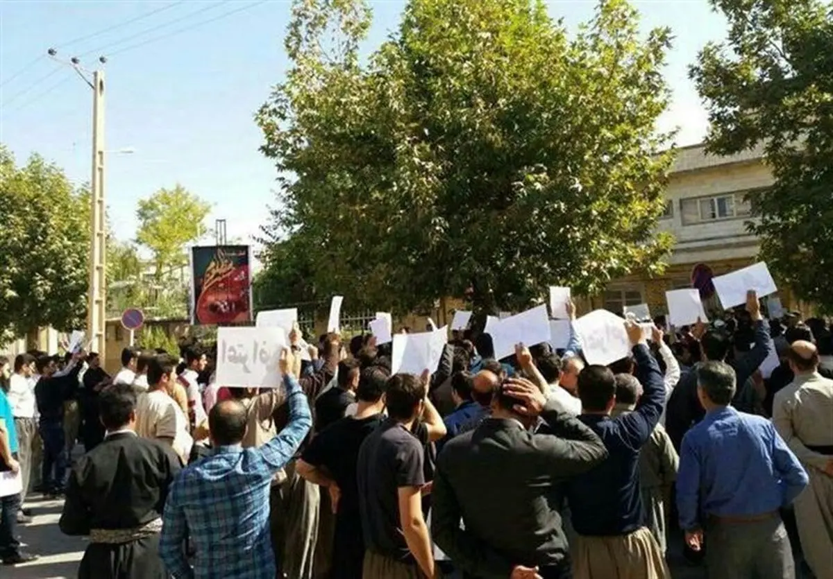 مردم شهرستان مریوان در اعتراض به وضعیت جادههای این شهرستان تجمع کردند