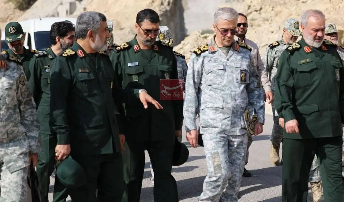 تصویری دیده نشده از بازدید فرماندهان شهید سپاه از مناطق موشکی
