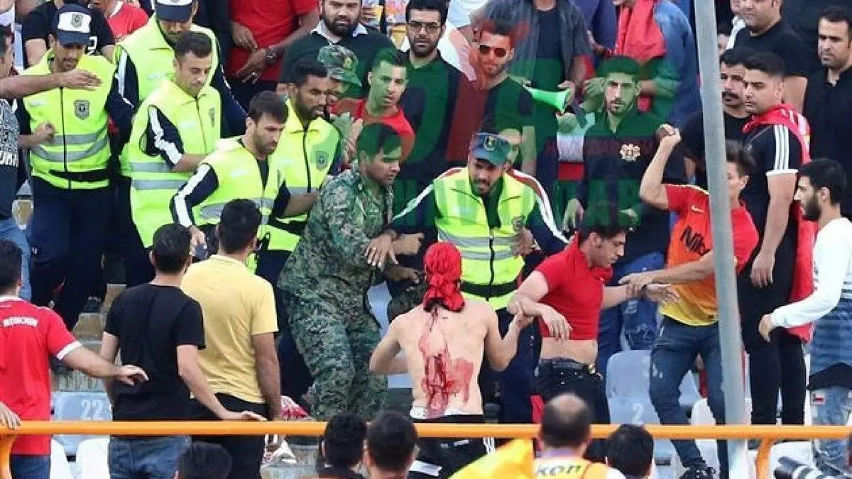 اقدام زشت هواداران استقلال از بیخ گوش پرسپولیس گذشت