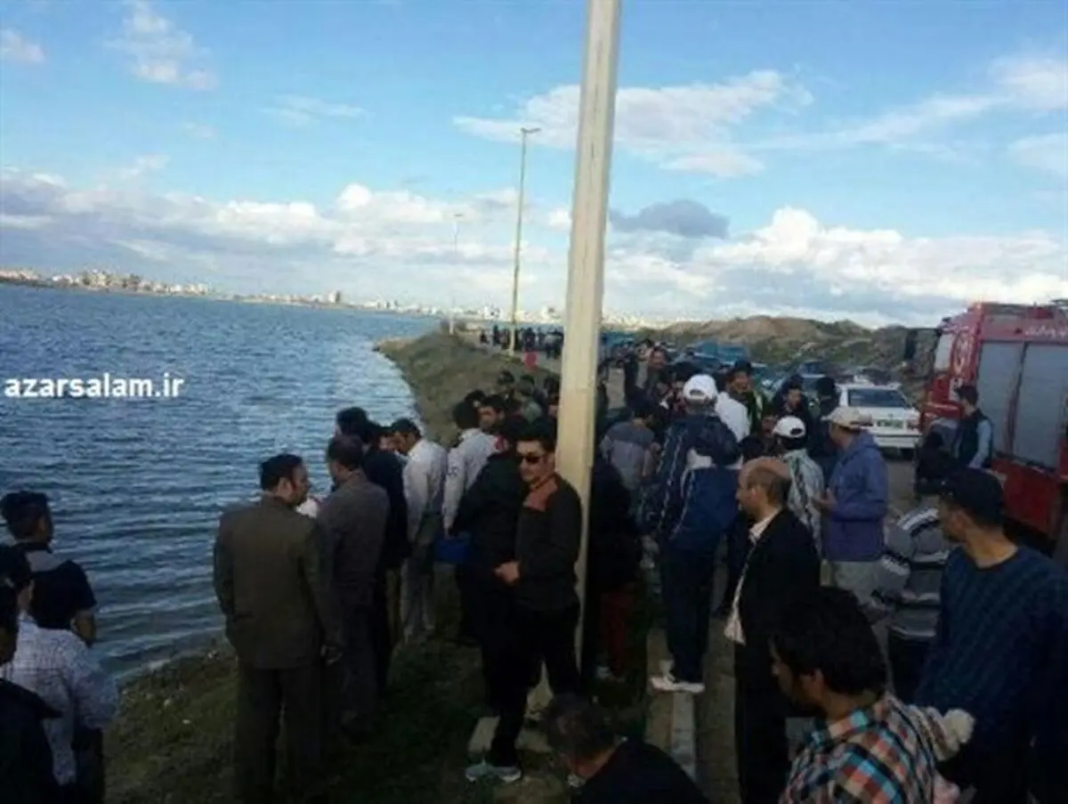 سقوط پراید با دو سرنشین دختر به داخل دریاچه شورابیل اردبیل+تصاویر