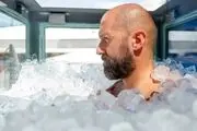 مردی که یخ زد تا معروف شود/ عکس