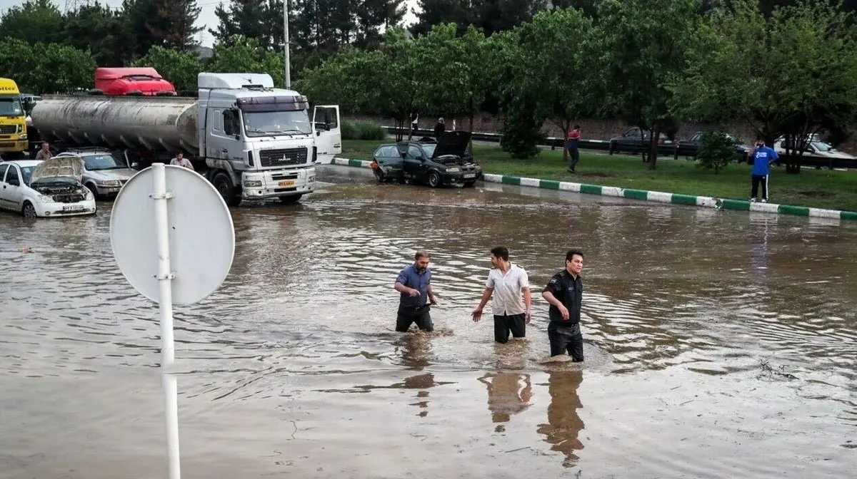 ببینید| تشکیل زنجیره انسانی برای نجات پاکبان مشهدی از سیل