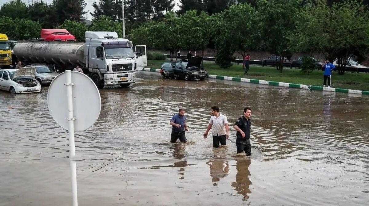 ببینید|  تشکیل زنجیره انسانی برای نجات پاکبان مشهدی از سیل