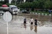 ببینید|  تشکیل زنجیره انسانی برای نجات پاکبان مشهدی از سیل