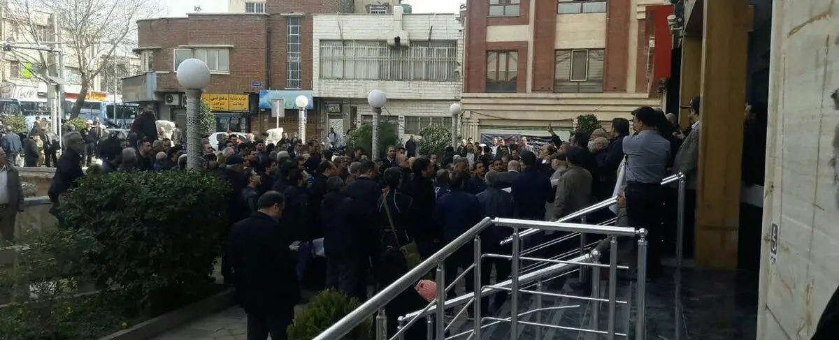 تجمع کسبه ساختمان پلاسکو در مقابل شهرداری منطقه 12