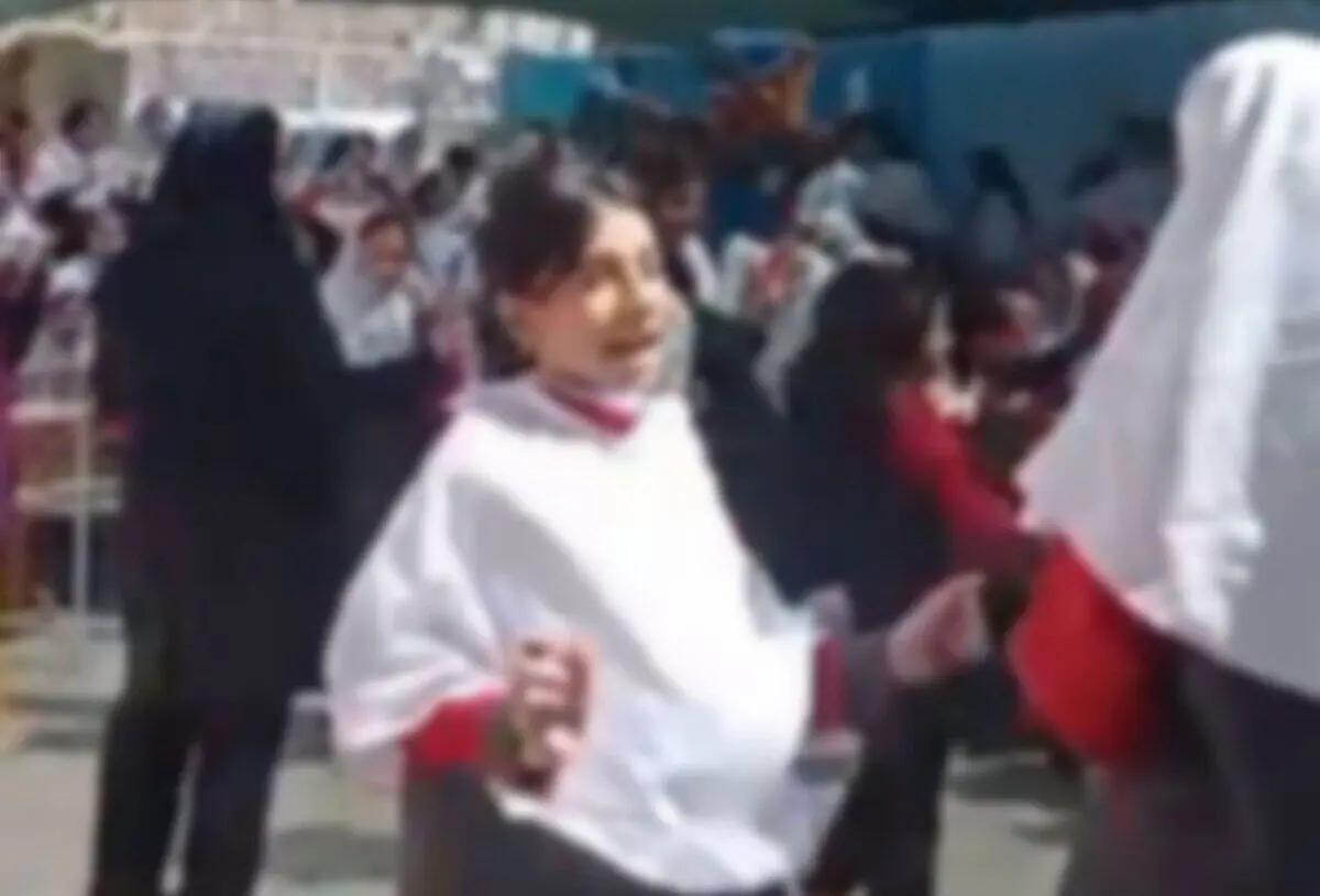
آهنگ دافی در مدرسه جنجال به پا کرد| اخراج مدیر مدرسه به خاطر پخش آهنگ دافی
