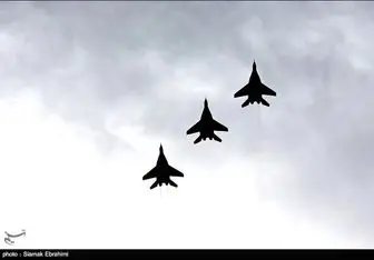 رژه هوایی جنگنده‌های ارتش در آسمان تهران