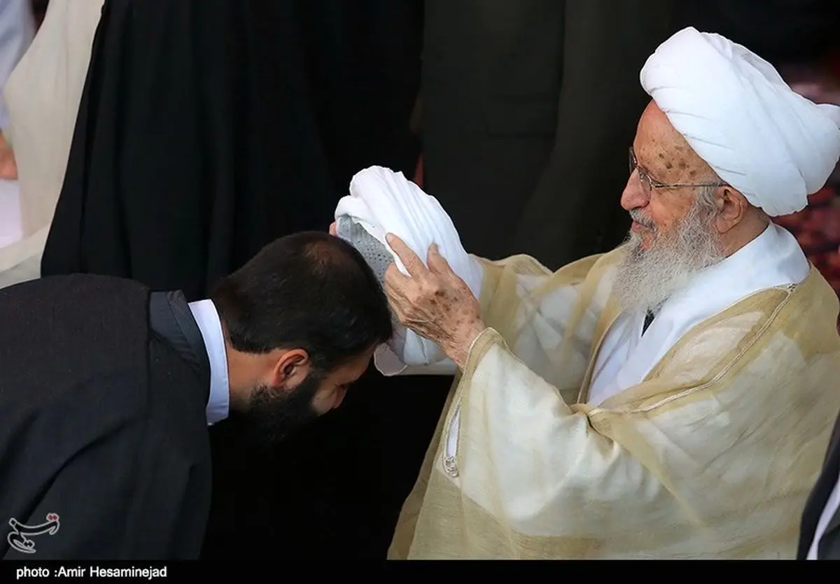 مراسم عمامه‌گذاری طلاب توسط آیت‌الله مکارم شیرازی در قم برگزار شد