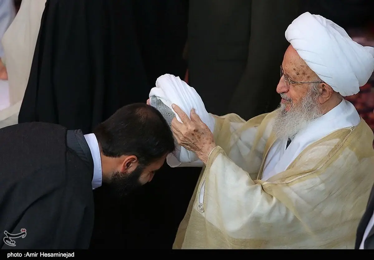 مراسم عمامه‌گذاری طلاب توسط آیت‌الله مکارم شیرازی در قم برگزار شد