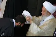مراسم عمامه‌گذاری طلاب توسط آیت‌الله مکارم شیرازی در قم برگزار شد