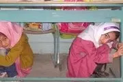 پناهگیری دانش‌آموزان در طبقه همکف ساختمان و نزدیک درب خروجی