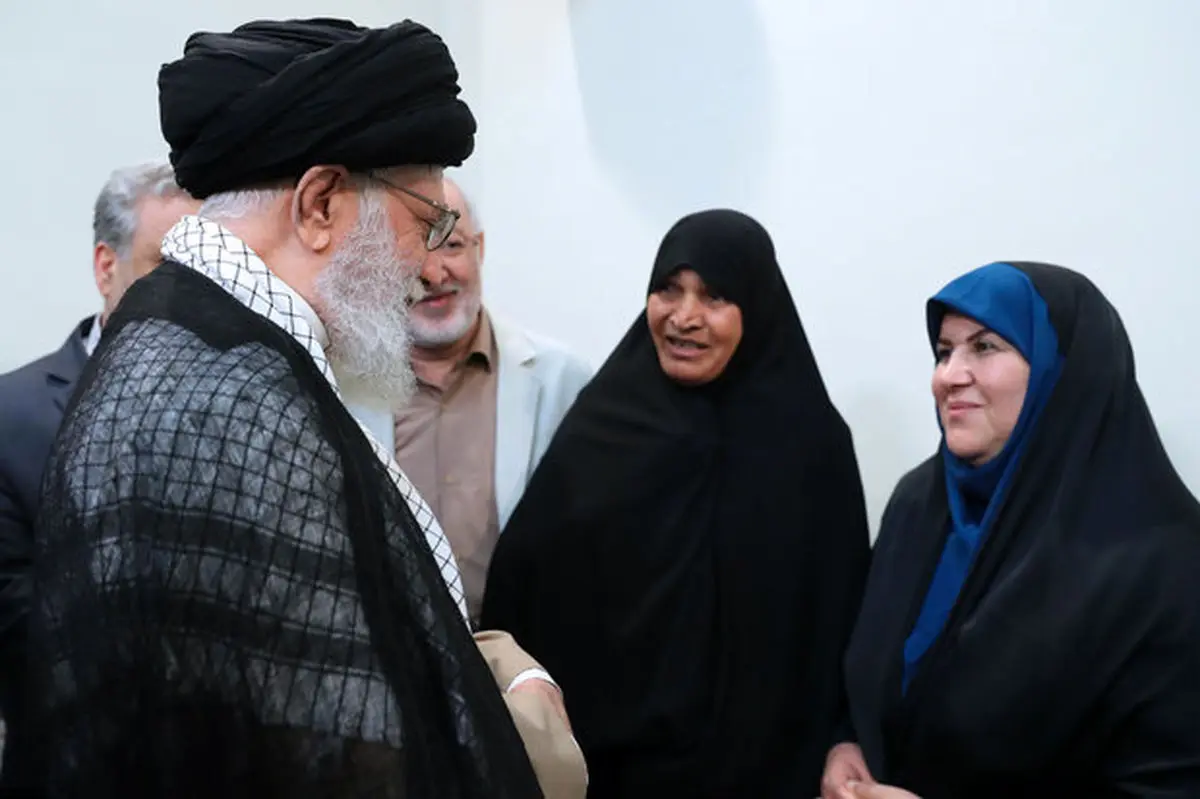 دیدار نویسنده و راوی کتاب فرنگیس با رهبر معظم انقلاب