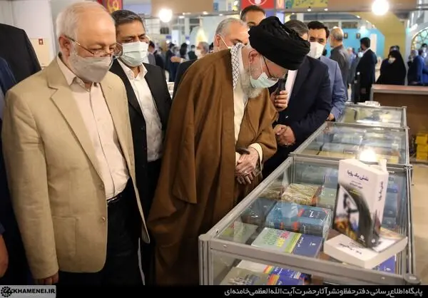 بازدید رهبر انقلاب از نمایشگاه کتاب تهران/گزارش تصویری
