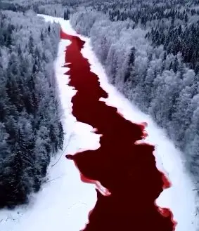 رودخانه عجیب و شگفت انگیز قرمز در روسیه