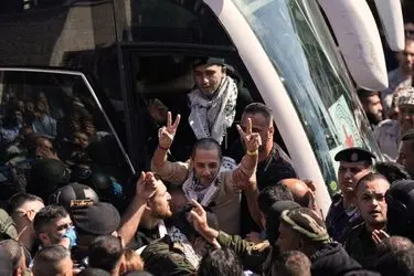 استقبال از اسرای آزاد شده فلسطینی از دریچه دوربین‌ها/گزارش تصویری