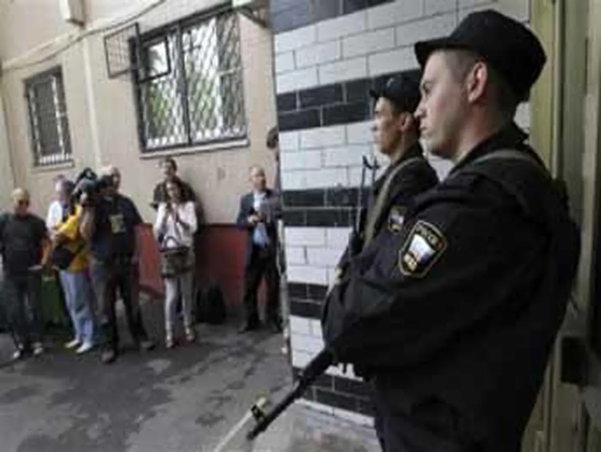 Russian police search protest leaders apartments