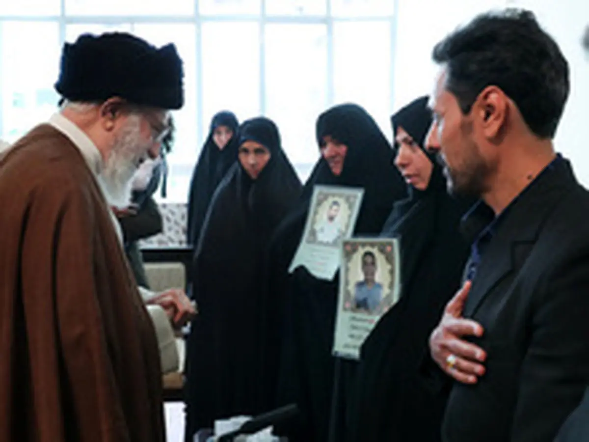 دیدار خانوادههای دو شهید نیروی انتظامی با رهبر انقلاب