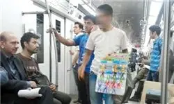 مزاحمت دستفروشان مرد در واگن های بانوان مترو تهران