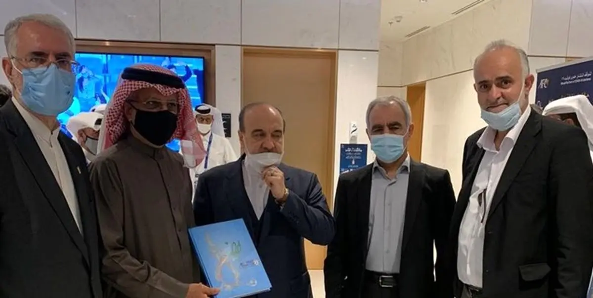 کتاب میزبانی ایران در جام ملتها به شیخ سلمان تحویل داده شد