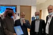 کتاب میزبانی ایران در جام ملت‌ها به شیخ سلمان تحویل داده شد