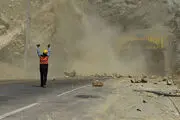 تصویری دلخراش از سقوط سنگ در جاده چالوس روی وانت نیسان