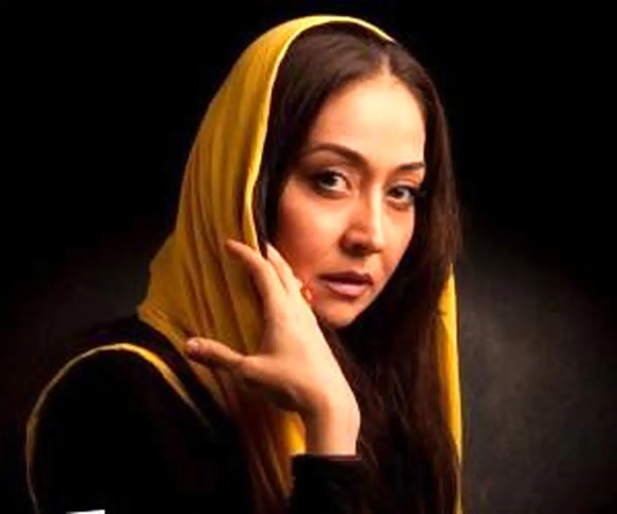 خانم بازیگر بر سر مزار مادرش/ عکس