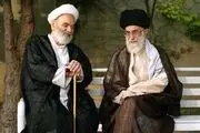 وقتی رهبر انقلاب کفش‌هایشان را برای این عالم بزرگوار جفت کردند