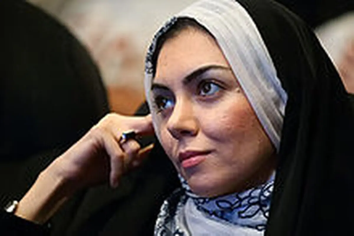 «آزاده نامداری» به مرحله تشکر از گل‌ها رسید!/عکس