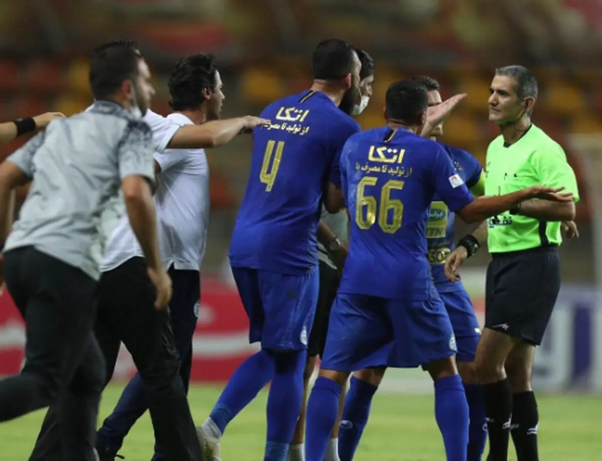 اعتراض آبی پوشان به داور دیدار استقلال - فولاد