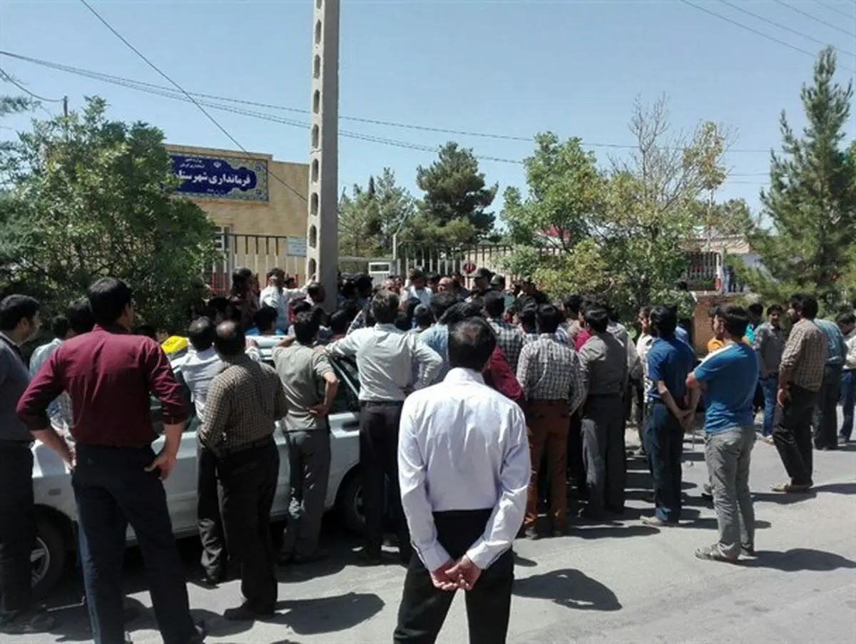 اجتماع کارگران معدن هشونی مقابل فرمانداری کوهبنان + تصاویر