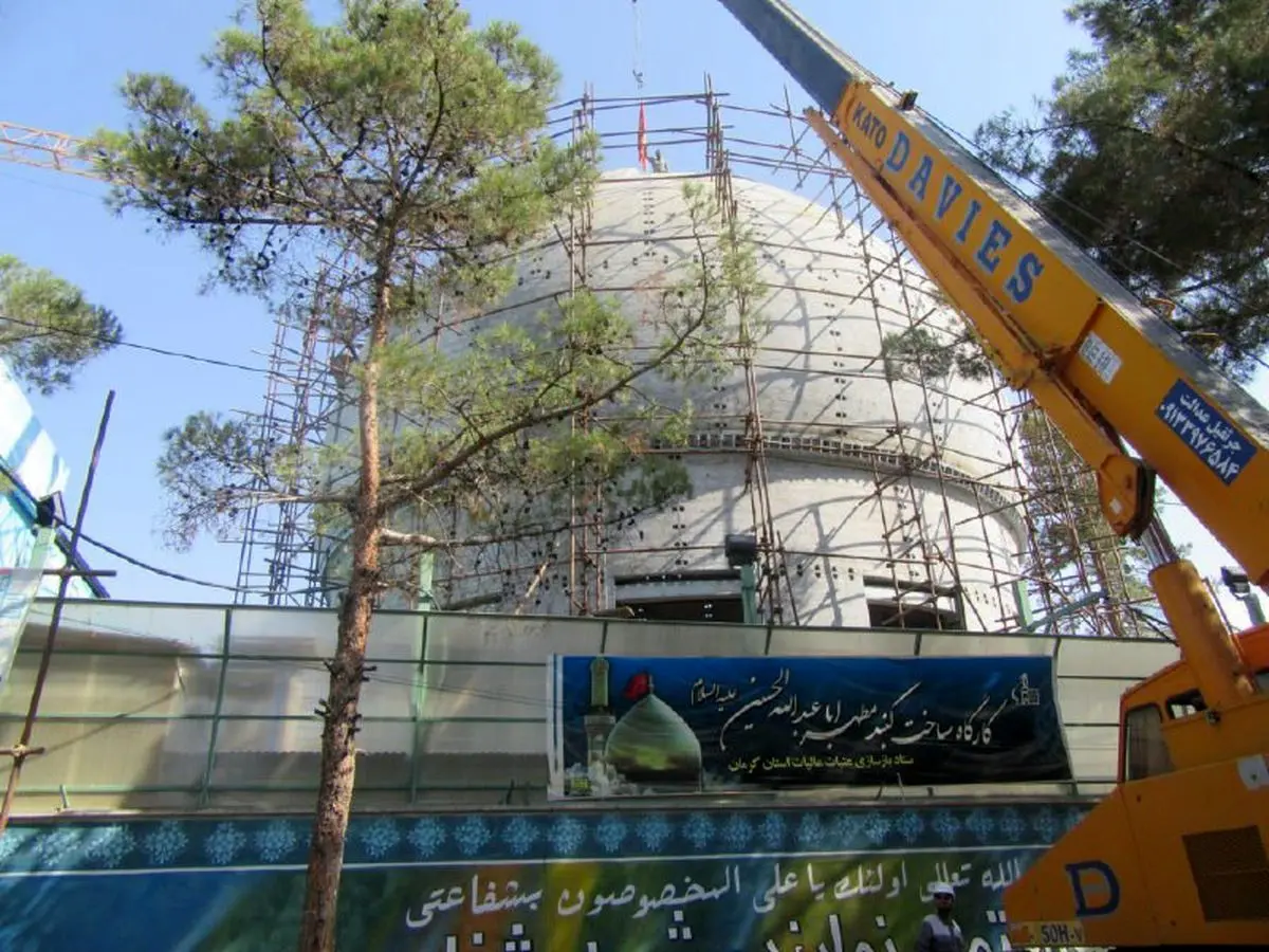 جداسازی و پیادهسازی قطعات گنبد جدید حرم امام حسین (ع) برای انتقال به کربلا