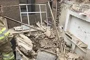 محبوس شدن ۲ کارگر در زیر آوار ساختمانی در تهران‌نو/ عکس