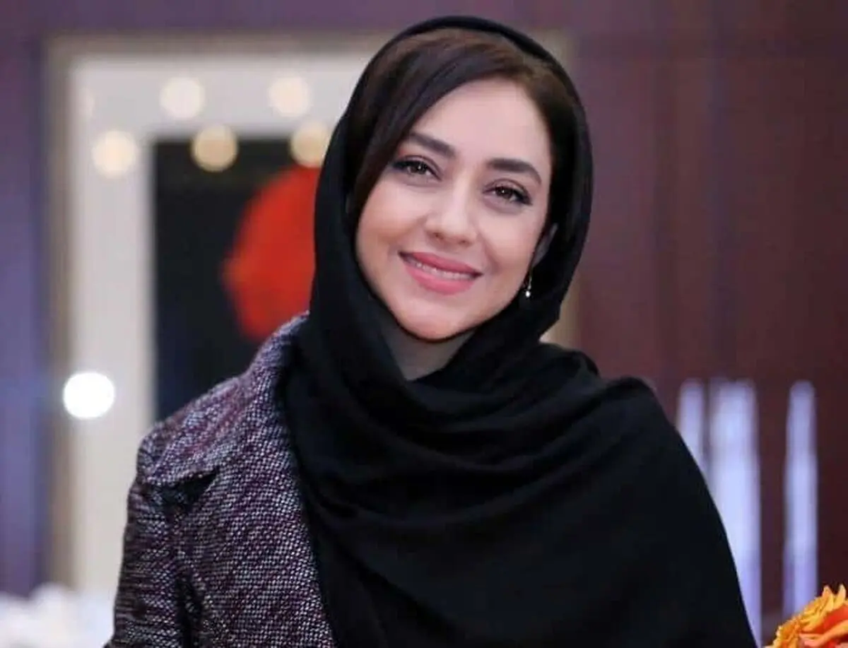 بهاره کیان افشار با عینک آبی متفاوت

