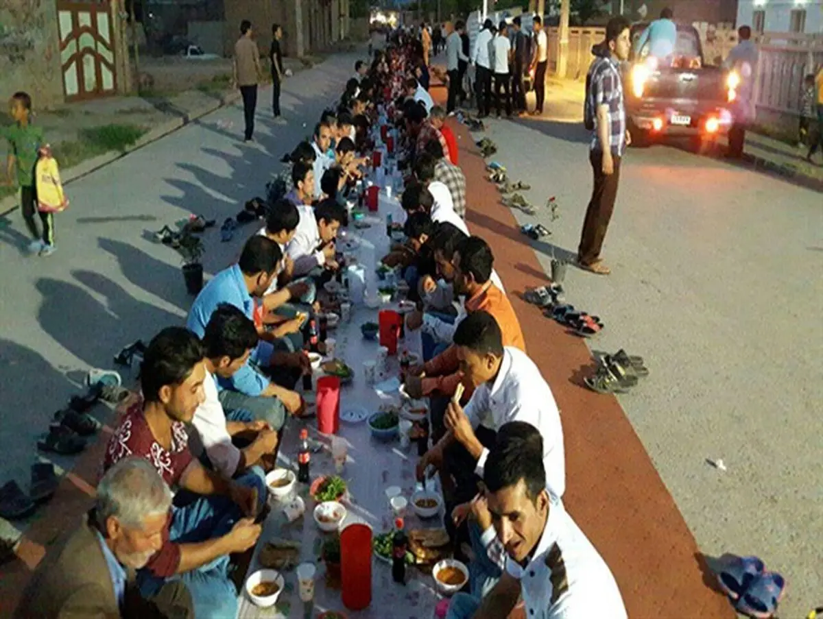 افطار صلواتی خیابانی به مناسبت ماه مبارک رمضان