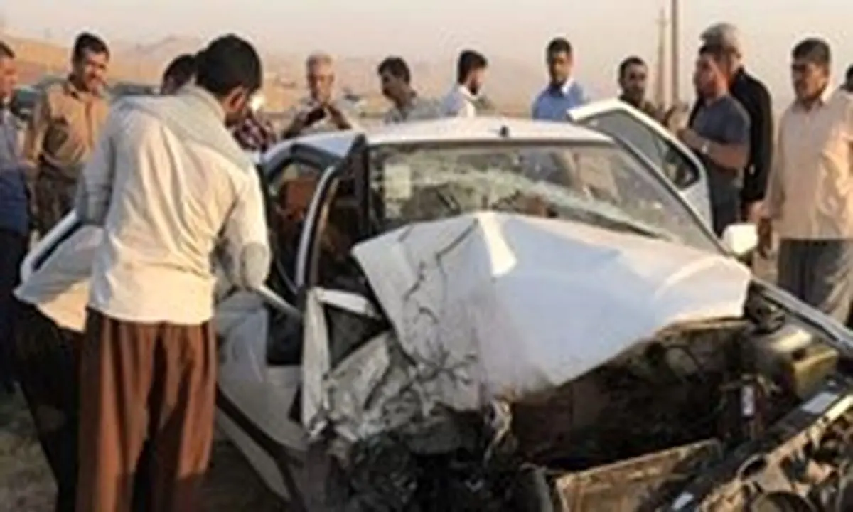 مصدومیت ۶ مسافر به دلیل برخورد مینیبوس با ۲ سواری پژو