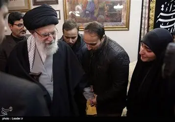 حضور رهبر معظم انقلاب در منزل شهید حاج قاسم سلیمانی