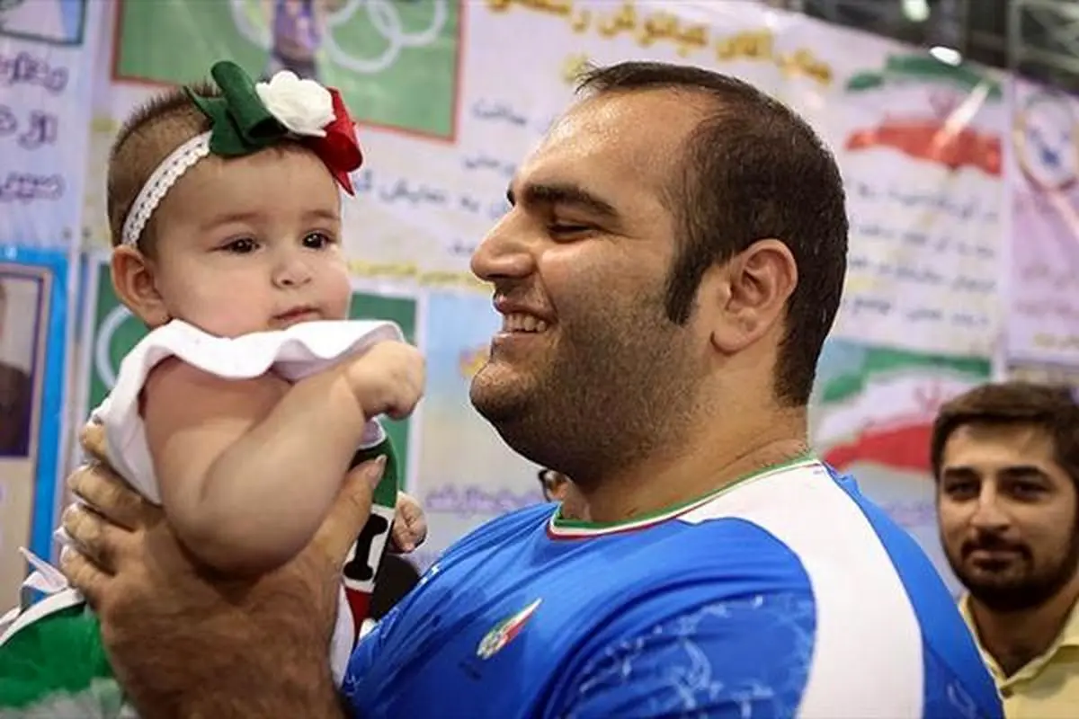 دختر قهرمان وزنه برداری در آغوش ستاره تیم ملی والیبال/ عکس