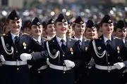 رژه رفتن زنان نظامی روسیه در میدان سرخ