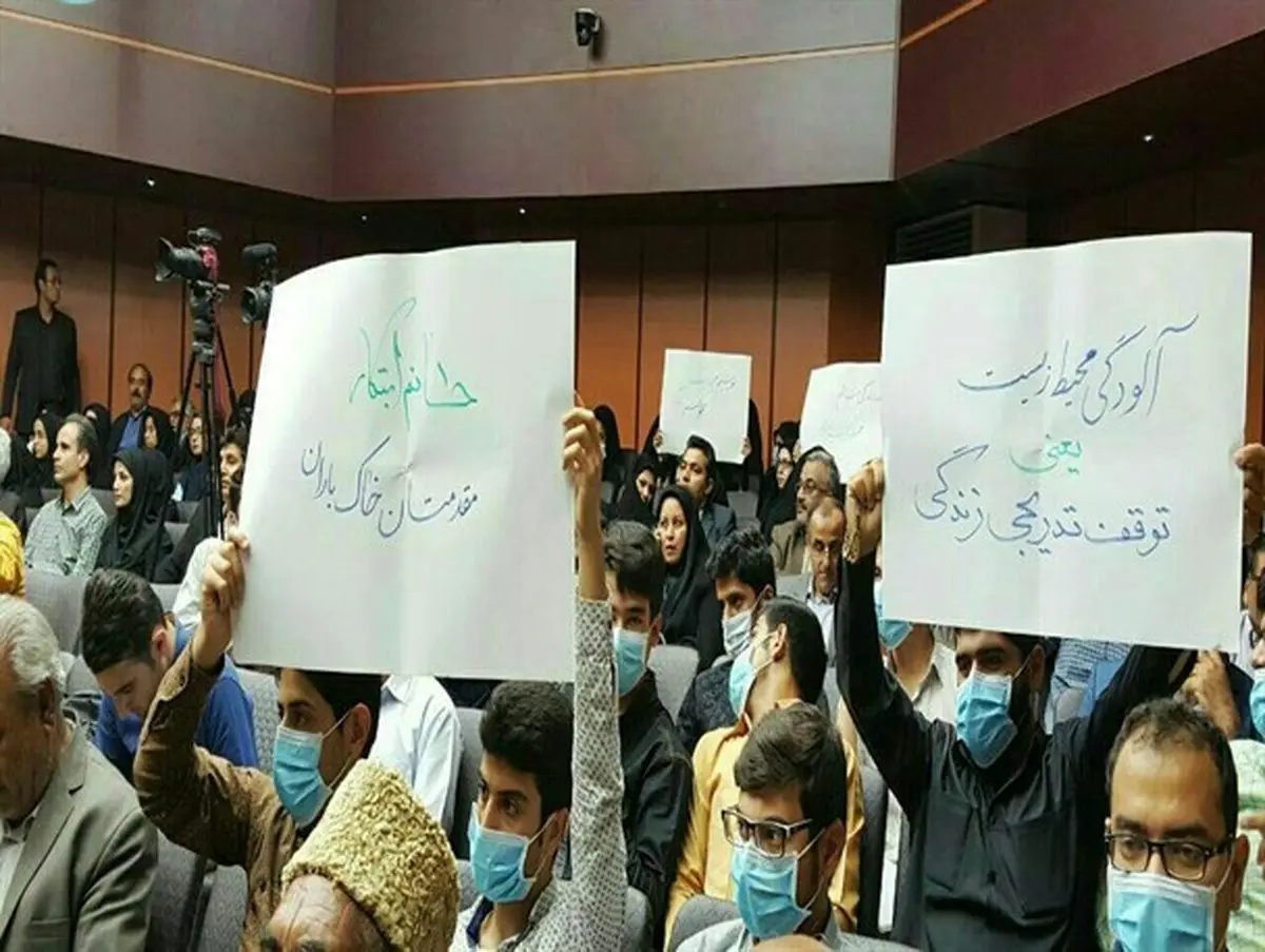 جمعی از مردم سیستان با ماسک به حضور ابتکار اعتراض کردند