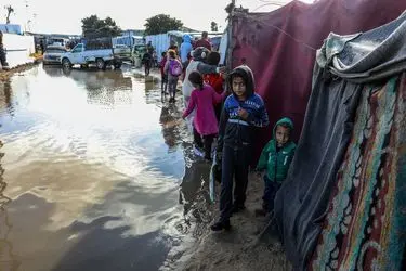 چادرهای خان یونس غرق در آب شد