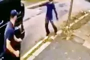تمجید ستاره بوکس جهان از نجات دهنده اوزیل!/ کاریکاتور
