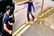 تمجید ستاره بوکس جهان از نجات دهنده اوزیل!/ کاریکاتور