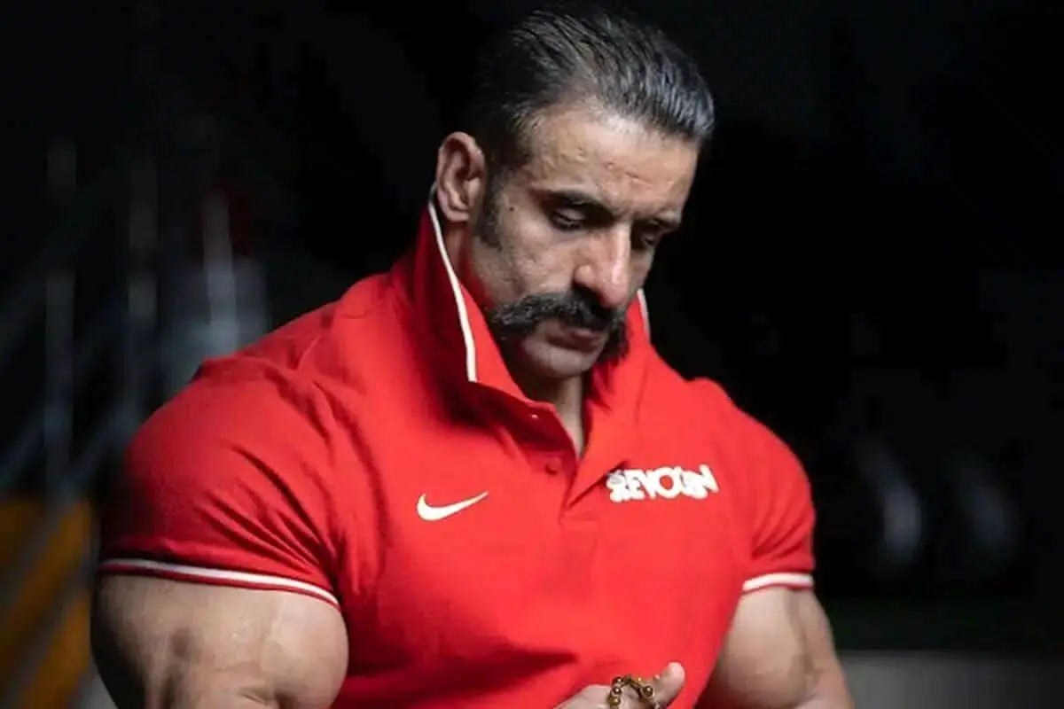 هادی چوپان در کنار مجسمه اش