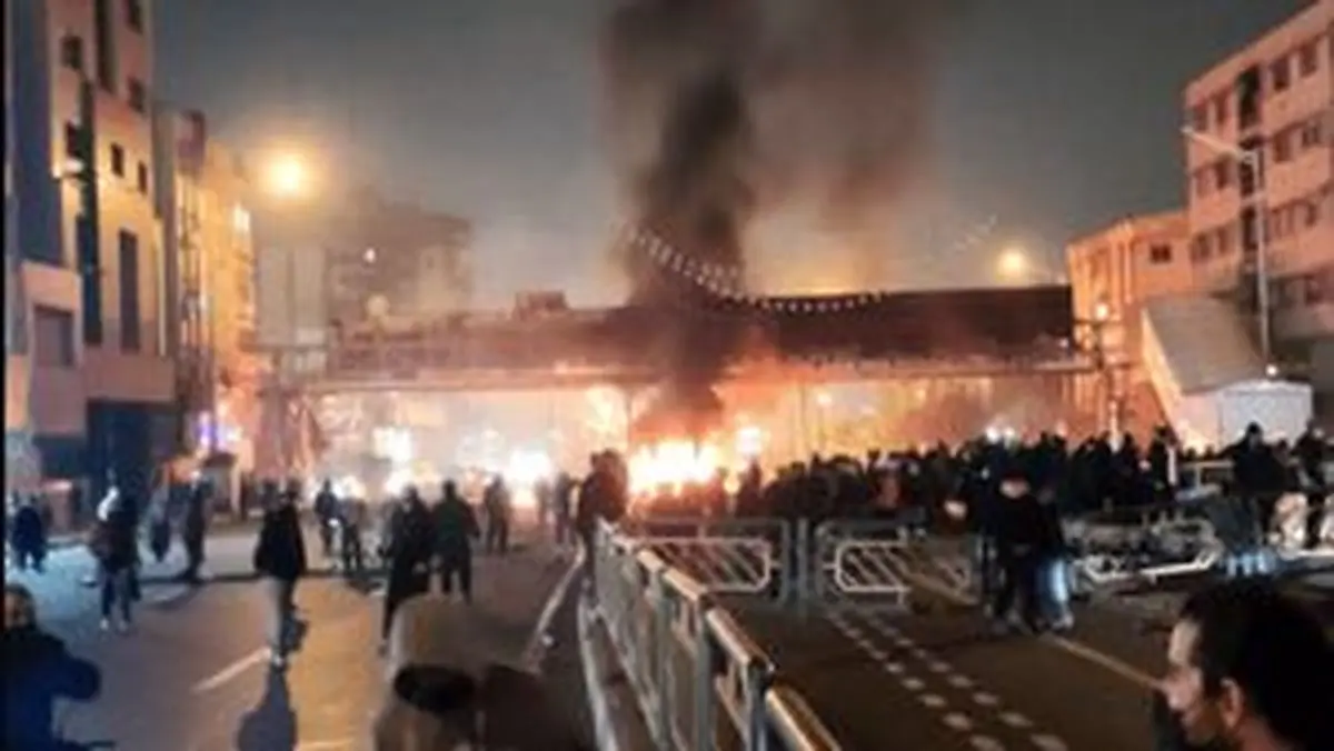 فیلم/ ضرب و شتم نیروهای امنیتی توسط اغتشاشگران در تهران
