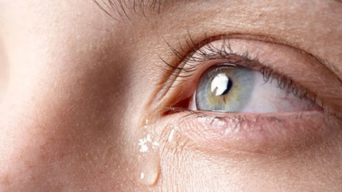 چگونه اشک خود را در زمان احساسی شدن، کنترل کنیم؟