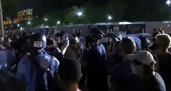 حمله پلیس با گاز اشک‌آور به معترضان در مقابل کاخ سفید/فیلم

